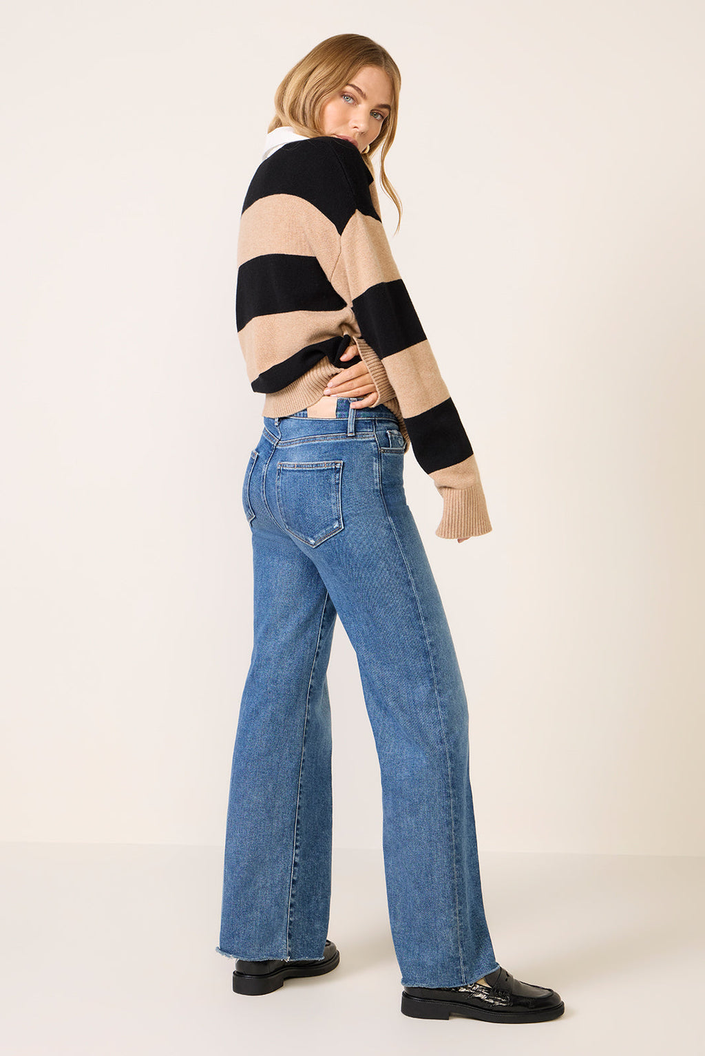 Anessa 31` w Raw Hem Wide Leg Jean